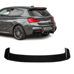 Blanksvart takvinge monterad på BMW 1-serie F20/F21 som ger bilen en sportigare och mer aggressiv bakprofil.