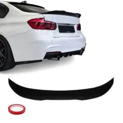 Blanksvart PSM-Style vinge monterad på BMW 3-serie F30 och M3 F80 som ger bilen en aggressiv och sportig bakprofil.