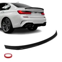Blanksvart Performance V2-vinge för BMW G20/G80 som ger bilen aggressiv sportlook och förbättrad aerodynamik för högre prestanda.
