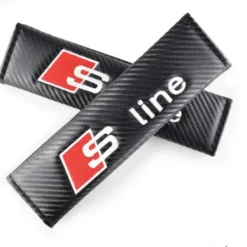 Förhöj komforten i din Audi med S line bälteskuddar i kolfiberdesign – stilren detalj med sportig känsla.