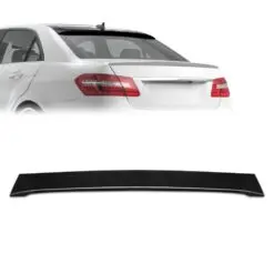 Blanksvart bakrutesspoiler till Mercedes W212 som ger en sportig och elegant AMG-inspirerad stil.