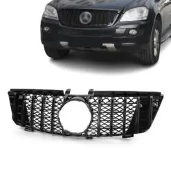Blanksvart GTR grill till Mercedes ML W164 (2005–2008) som ger bilen en sportig och exklusiv front med modern karaktär.