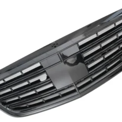 Blanksvart grill till Mercedes S-Klass W222 (2014–2020) med 360° kamera som ger bilen en sportig, modern och exklusiv frontdesign.
