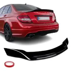 Vinge R-Style i blanksvart finish för Mercedes W204 Sedan – stilfull och aerodynamisk.