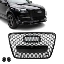 Blanksvart RS honeycomb grill monterad på Audi Q7 4L (2006–2015) för en sportig och modern front.