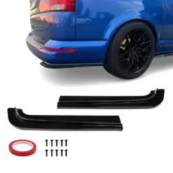 Blanksvarta baksplitters till VW T6/T6.1 som ger bilen en sportig, stilren och aggressiv bakprofil.