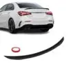 Stilren blanksvart spoilervinge monterad på Mercedes A-Klass V177 Sedan som ger bilen ett sportigare och mer exklusivt utseende.