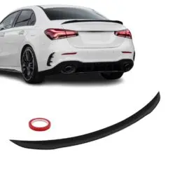 Stilren blanksvart spoilervinge monterad på Mercedes A-Klass V177 Sedan som ger bilen ett sportigare och mer exklusivt utseende.