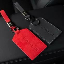 Tesla nyckelfodral i Alcantara röd och svart med nyckelring på bilsäte