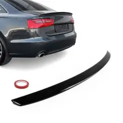 Blanksvart vinge till Audi A6 C7 Sedan – ger ett sportigt och exklusivt bakutseende.