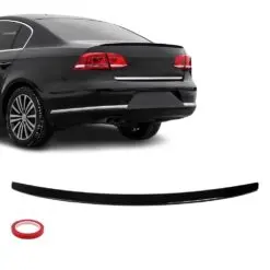 Blanksvart vinge till VW Passat B7 (2010–2015) som ger bilen en sportig, stilren och aggressiv bakprofil.