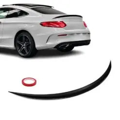 C63-inspirerad vinge i blanksvart på Mercedes C205 Coupé (15–23) ger bilen ett aggressivt, sportigt och exklusivt utseende.