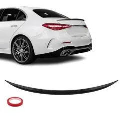 AMG-inspirerad vinge i blanksvart på Mercedes W206 C-Klass som ger bilen ett mer aggressivt och exklusivt utseende.