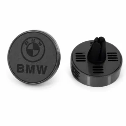 BMW Bil Doft Aroma ljusgrå med logotyp – stilren bildoft med fräsch aroma-doft och exklusiv design för BMW-interiör.