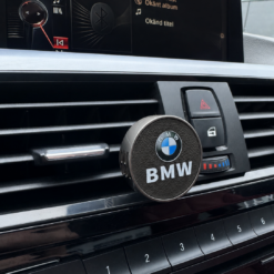 BMW Bil Doft Klassisk Svart Med Logotyp – Stilren design och fräsch doft för en exklusiv känsla i bilen varje dag.