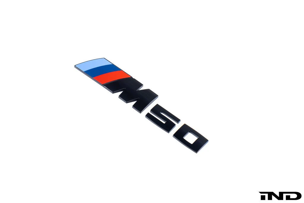 BMW M50 emblem logga i blanksvart – sportig och exklusiv stylingdetalj med modern BMW M-look för bilen.