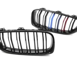 BMW F32 F33 F36 F80 F82 F83 Tri Color grill i blanksvart M Performance-design med sportig OEM-look.