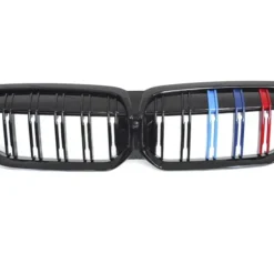 BMW G20 G21 LCI blanksvart M Tri Color grill med aggressiv Performance-design och OEM-passform.