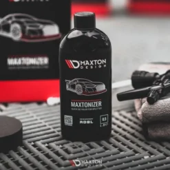 Maxton glansspray applicerad på svart splitter och spoiler med högblank finish