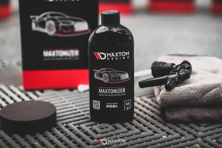 Maxton glansspray applicerad på svart splitter och spoiler med högblank finish